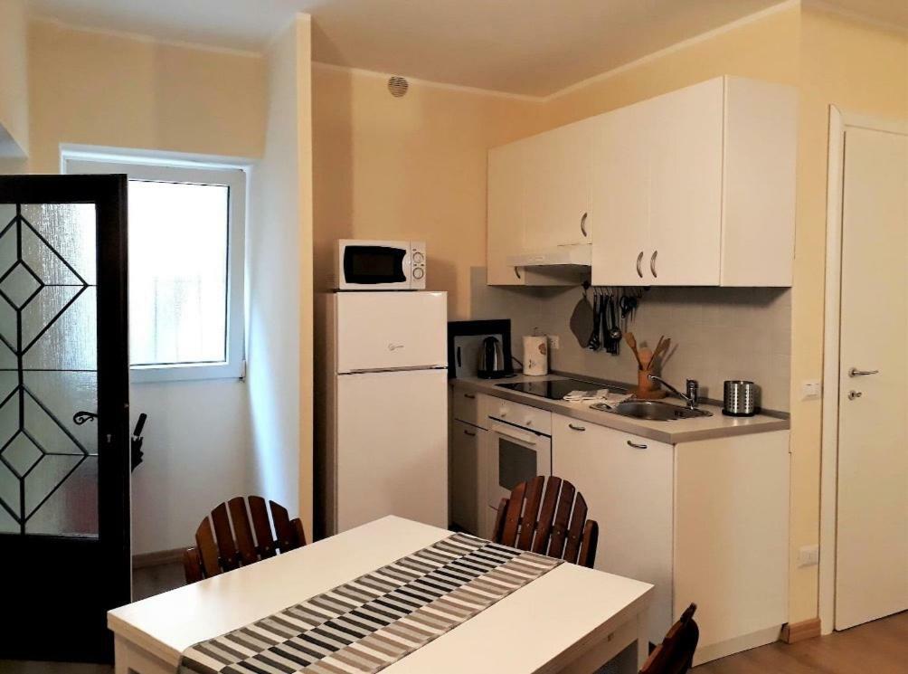 Quiet And Charming Apartment In The Centre With Air Conditioned โกโม ภายนอก รูปภาพ
